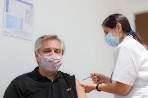 PCR confirma contagio del presidente argentino, Alberto Fernández: "Si no fuera por la vacuna la estaría pasando muy mal"