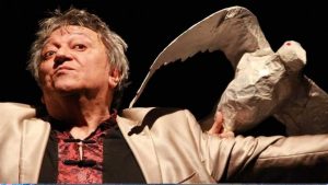 "¡Hasta siempre, Cuervo!": Despiden en Chile y en Francia a Óscar Castro, fundador de Teatro Aleph