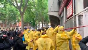 VIDEO| Hinchas del Rayo Vallecano desinfectan su estadio tras visita de políticos de extrema derecha
