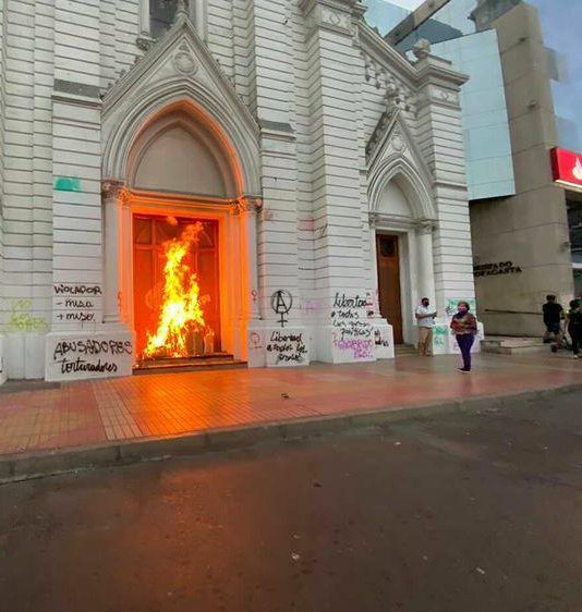 Víctima de trauma ocular es acusado de quemar catedral de Antofagasta: Familia alega persecución y defensa acusa que el mismo fiscal lleva las dos causas