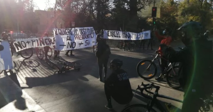Ciclistas se manifiestan en las cercanías de la casa de Sebastián Piñera