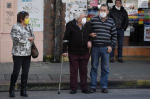 Encuesta revela que chilenos quieren seguro universal de salud y profundas reformas al sistema de pensiones