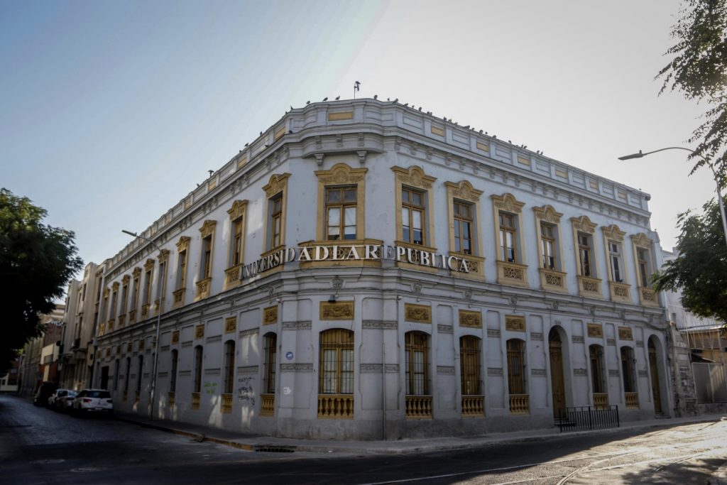 Cámara pide al Mineduc suspender cierre de la Universidad La República