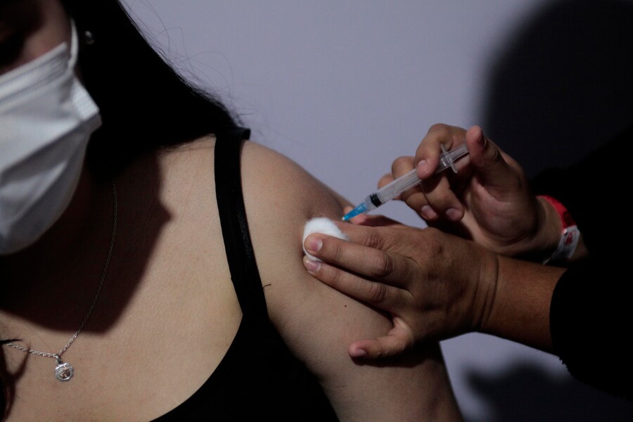 Municipalidad de Huechuraba reconoce “error” en aplicación de vacuna vacía a joven en Espacio Riesco