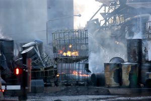Planta de reciclaje de solventes químicos sufre explosión y posterior incendio en Lampa