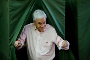 VIDEO| El chascarro de Piñera: Pasa lengua por autoadhesivo del voto y le piden que se ponga mascarilla