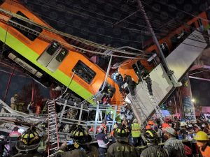 VIDEO| Metro de Ciudad de México colapsa, caen vagones desde el puente y se reportan al menos 23 fallecidos