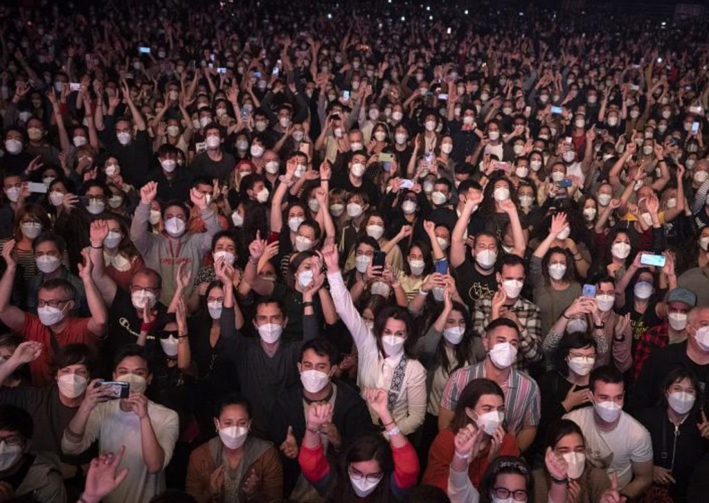Francia: Realizan concierto de rock con 5 mil personas para monitorear contagios COVID-19
