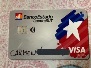 BancoEstado hizo entrega de tarjetas de CuentaRUT con nombre escrito a plumón: Entidad confirma la situación