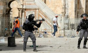 Continúa la violencia en Jerusalén en la jornada de mayor tensión en años