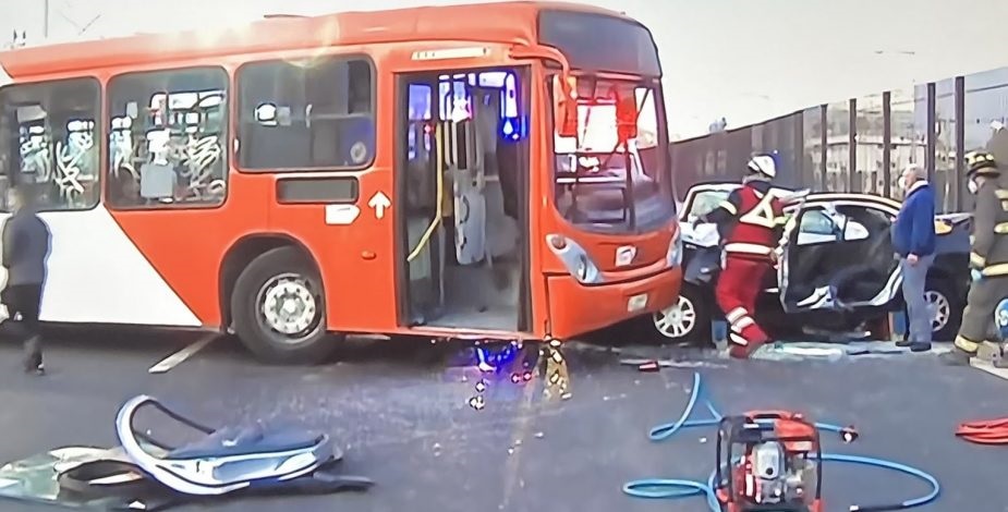 VIDEO| Desconocidos secuestran bus del Transantiago, protagonizan accidente en Vespucio e intentan incendiarlo