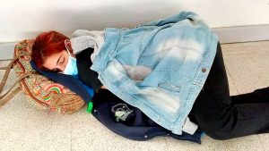 Conmoción en Argentina: Joven de sólo 22 años muere por COVID-19 tras esperar una cama en el suelo