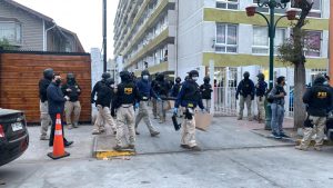 Masivo e inédito operativo anti drogas de la PDI en edificio de La Cisterna deja casi 30 detenidos