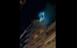 VIDEO| Futbolista es rescatado colgando desde el piso 13 al escapar de las llamas de un incendio