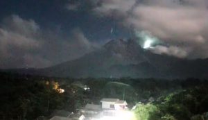 VIDEO| El momento exacto en que un meteorito cae sobre el volcán más activo de Indonesia