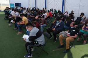 COVID-19: Migrantes que viven en Chile se deben vacunar como "cualquier residente"