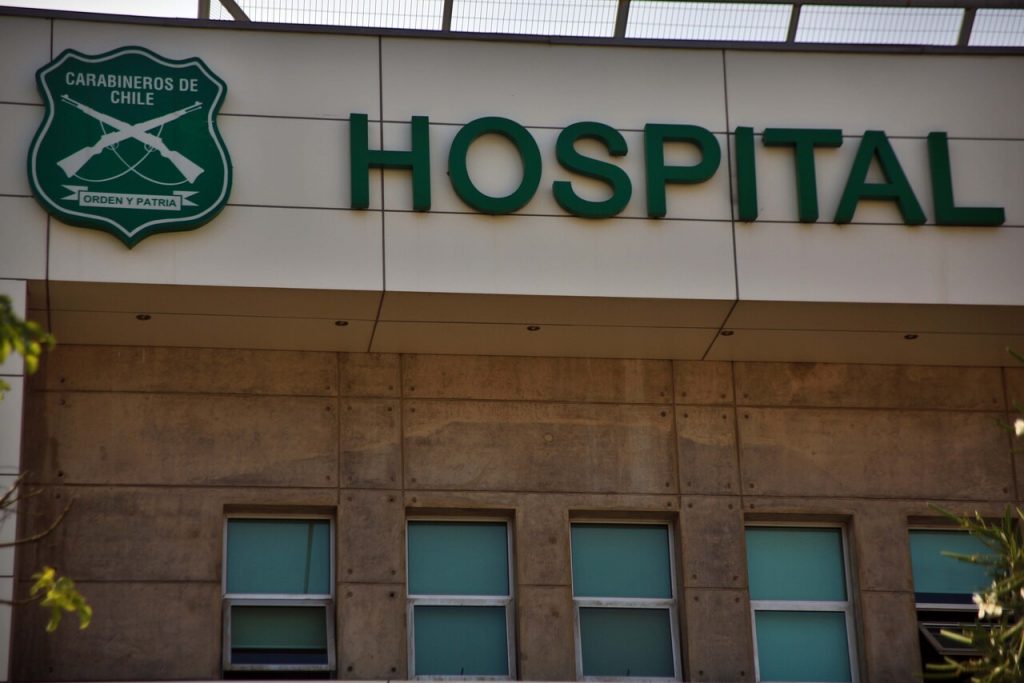 Denuncian cobros irregulares en Hospital de Carabineros: Renuncia director de Salud policial