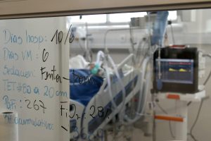Promedio de mortalidad sigue sobre el centenar: Minsal informa 121 fallecidos por COVID-19 en Chile