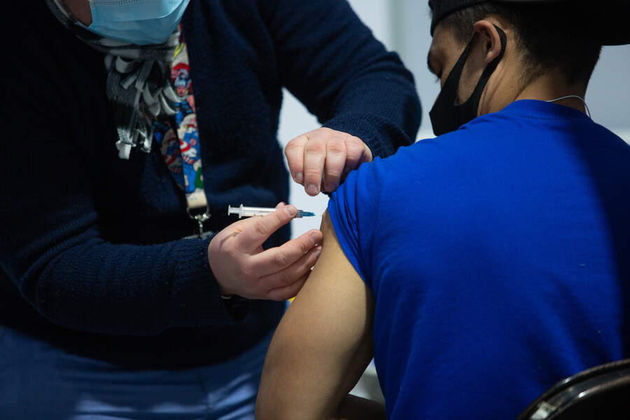 ISP mantiene suspensión de vacuna AstraZeneca a menores de 45 años, pero llama a inocularse a quienes ya tengan la primera dosis