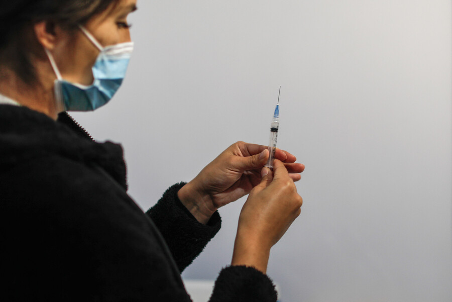 Minsal suspende vacunación con AstraZeneca en Chile tras posible caso de efectos adversos en Puente Alto
