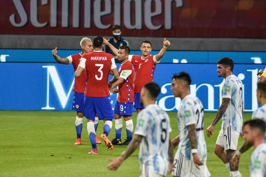 La ‘Roja’ rescata un valioso empate ante Argentina con una gran actuación de los ‘históricos’