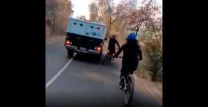 VIDEO| Denuncian peligrosa maniobra de móvil de Carabineros contra un ciclista: Fundación Emilia condena el hecho