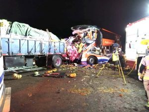 Tragedia en Chañaral: Bus de dos pisos choca de frente con un camión y deja cinco fallecidos