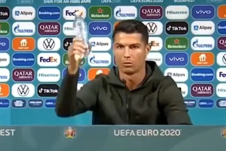 VIDEO| “Agua”: Cristiano Ronaldo hace perder miles de millones de dólares a Coca-Cola tras decir una palabra