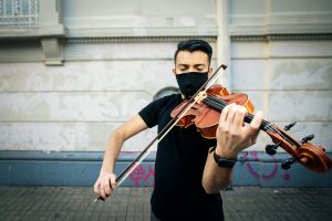 Treinta músicos refugiados y migrantes en Chile lanzan canción para contar su historia de integración en el país