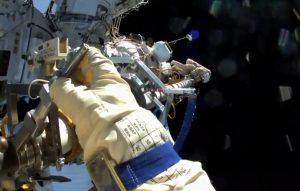 Cosmonautas rusos concluyen caminata espacial para preparar llegada del Naúka