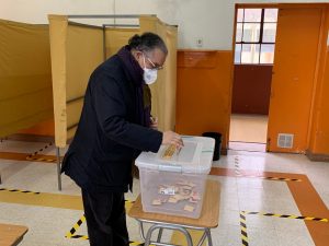 Senador Huenchumilla luego de votar en La Araucanía: "Los gobernadores van a tener peso frente al centralismo santiaguino"
