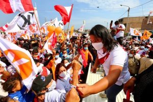 "Los votantes de Castillo no deben saber ni leer": El racismo entró en campaña en la contienda electoral de Perú