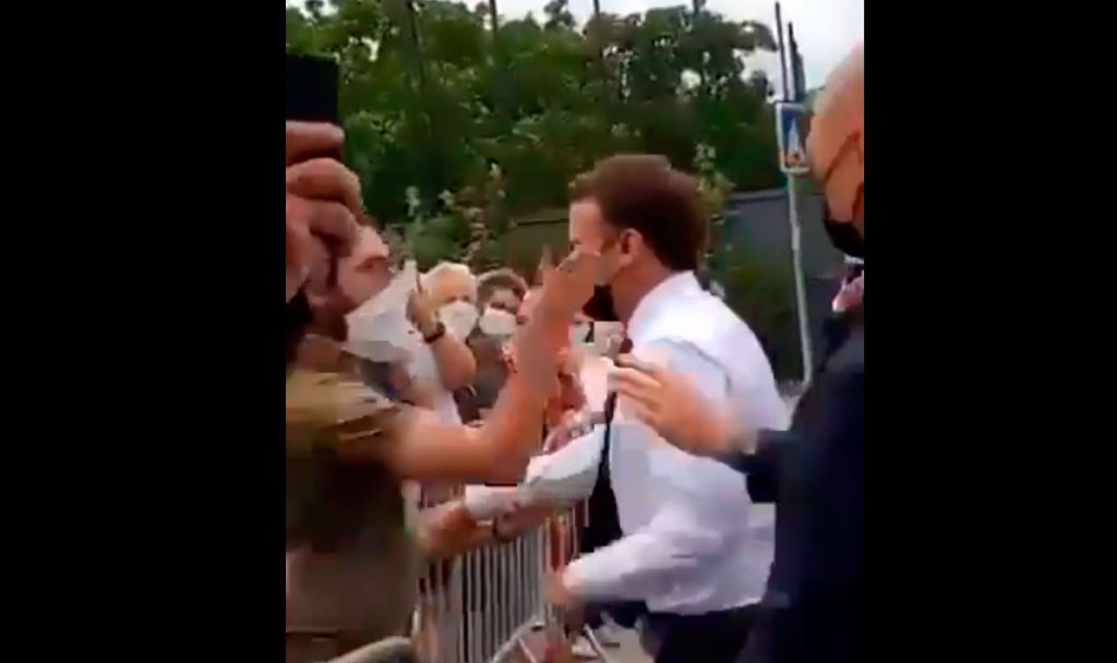 VIDEO| Presidente de Francia, Emmanuel Macron, recibe fuerte cachetada al  acercarse a un hombre