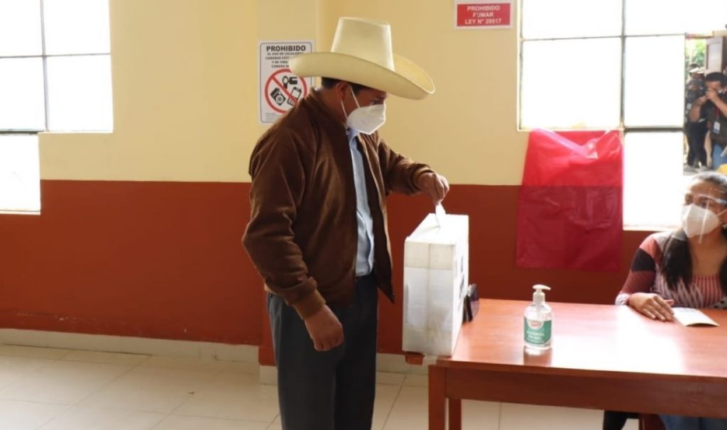 Castillo reduce su ventaja sobre Fujimori en segunda vuelta de las presidenciales en Perú, con el 99,7% de los votos escrutados