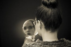 “Al 60% de las mujeres se les vienen palabras autoagresivas cuando se miran al espejo”: Los resultados de la primera encuesta sobre autoestima política