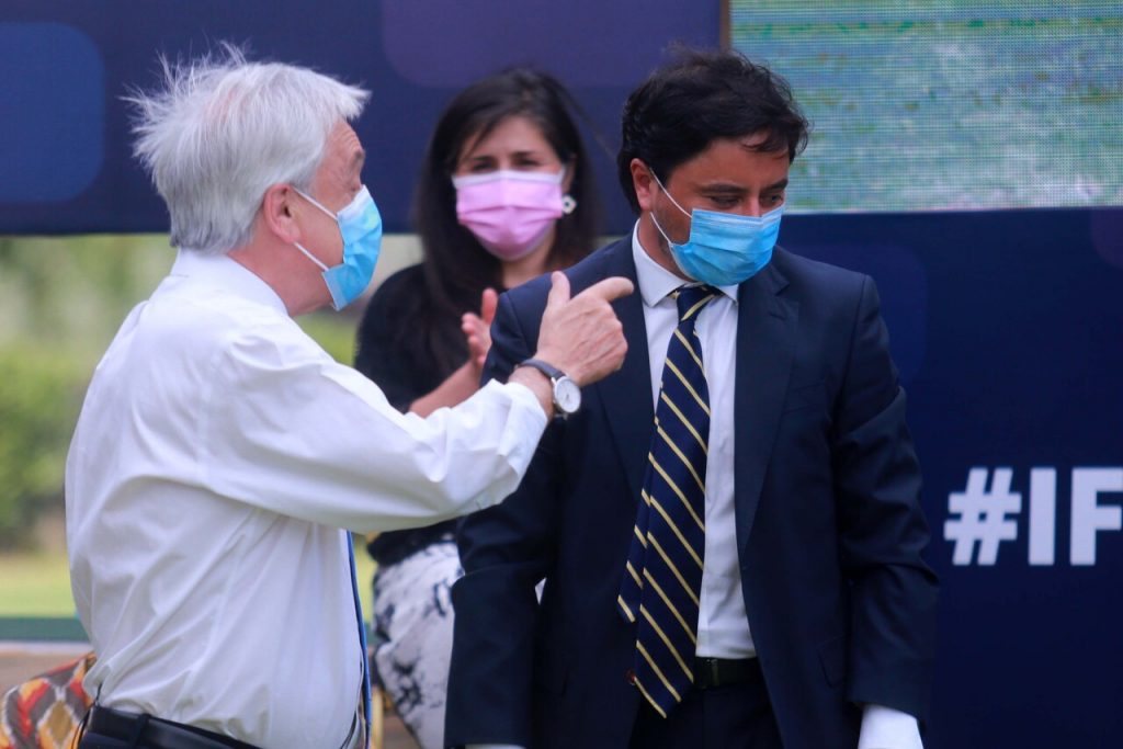 Carter intensifica críticas por falta de vacunas: Instala cartel responsabilizando a Piñera y responde a ironía de Paris
