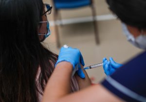 Informan error en plan de vacunación: 22 personas recibieron una dosis mayor de Sinovac