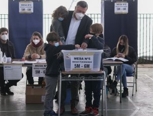 “Menos corbata y más bototos”: El llamado de Sebastián Sichel al momento de emitir su voto