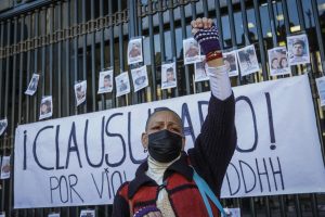 "Clausurado por violar los DD.HH.": Familiares de presos de la revuelta se manifiestan y entregan carta a ministro Hernán Larraín