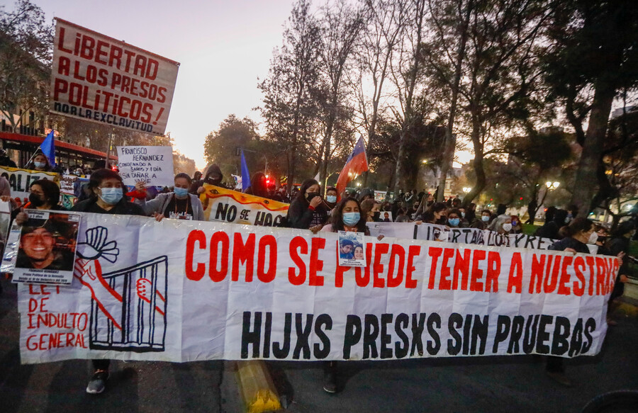 Realizan manifestación en la Alameda por la liberación de los presos de la revuelta social