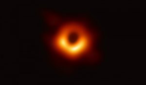 Por primera vez detectan luz detrás de un agujero negro