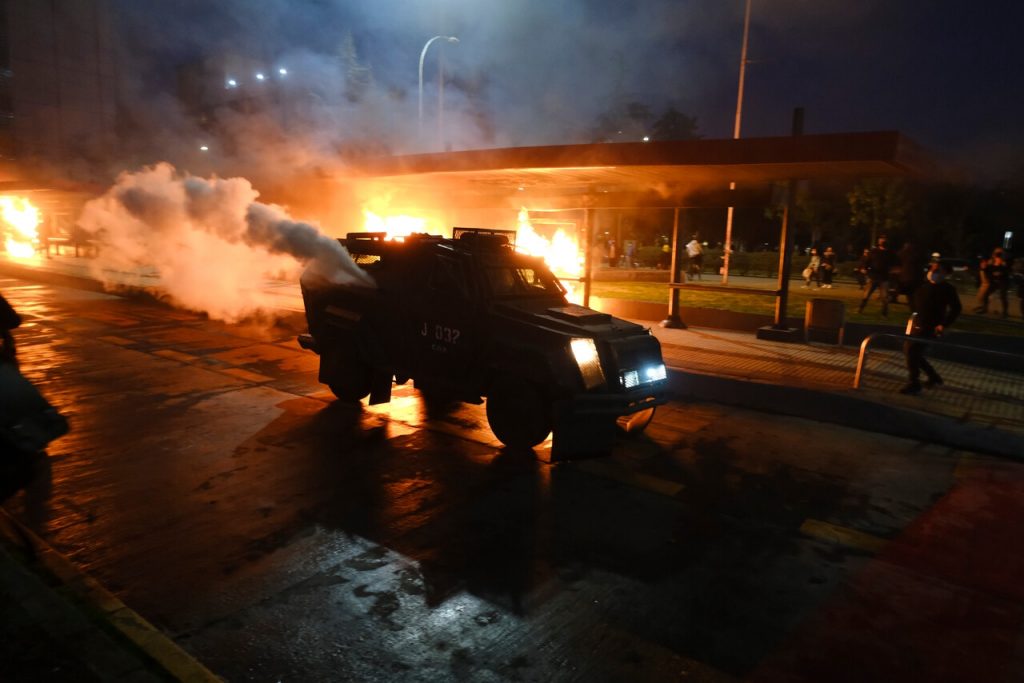 Compleja jornada de protestas termina con violento ataque a locales de Barrio Lastarria
