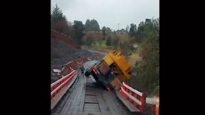 VIDEO| La milagrosa salvada de chofer de un camión que cayó al río tras ceder puente en Puyehue