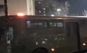 VIDEO| Registran golpiza de Carabineros al interior de carro policial durante manifestaciones en Plaza Italia