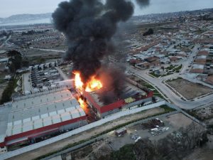 VIDEO| Mega incendio afecta a la fábrica de colchones Celta en Coquimbo: Confirman toxicidad del humo