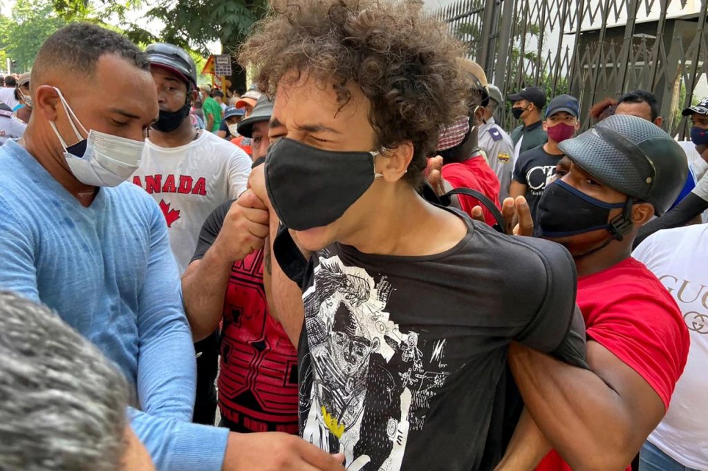 «¿Dónde está mi hijo?» Familiares buscan a detenidos en las protestas de Cuba