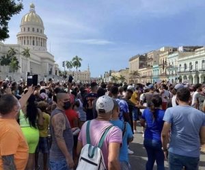 Miles de manifestantes toman las calles en Cuba al grito de "libertad"