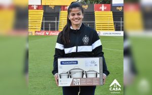 Polémica por futbolista paraguaya premiada con un set de ollas tras ser elegida la jugadora destacada de un partido