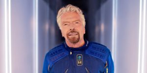 Multimillonario Richard Branson vuela a bordo de un avión hacia el espacio