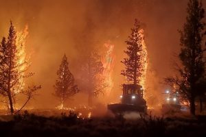 Nueva ola de calor suma presión en la lucha contra el fuego en California